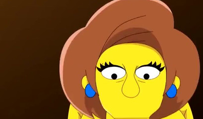 辛普森一家》中的埃德娜给一个胖子吹箫，并从后面拿着它。