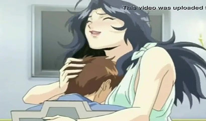 Потрясающая мама-брюнетка обожает молодой член!